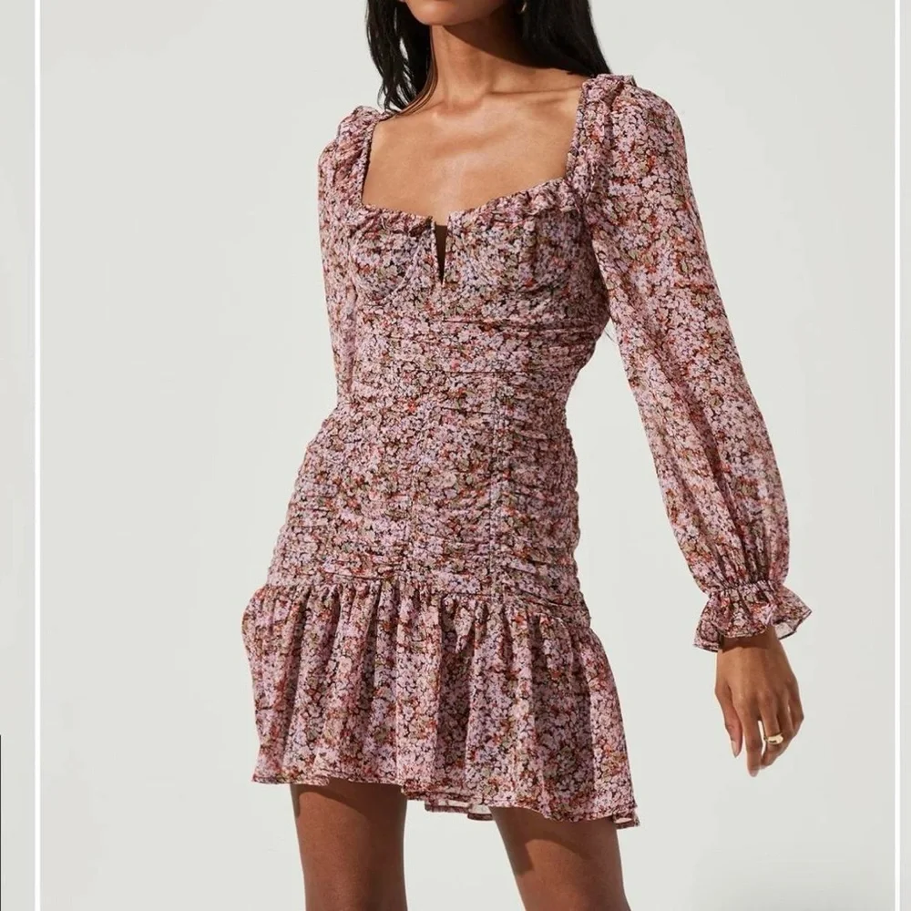 NWT ASTR The Label Smocked Floral Mini Dress - Picture 2 of 7